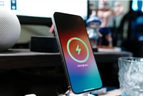 随州苹果15换屏服务分享用什么充电器给iPhone15充电更好 